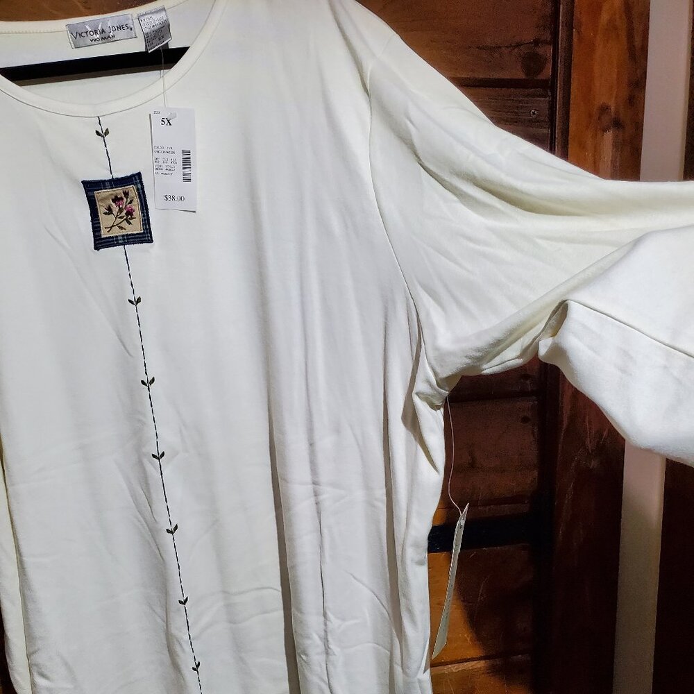 Woman's Plus Size Flower Designed Shirt - Picture 3 of 10